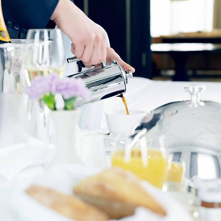 מלון The St. Regis Astana מראה חיצוני תמונה A server pouring orange juice