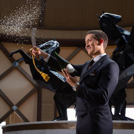 מלון The St. Regis Astana מראה חיצוני תמונה A butler at the Atlantis Resort, Bahamas