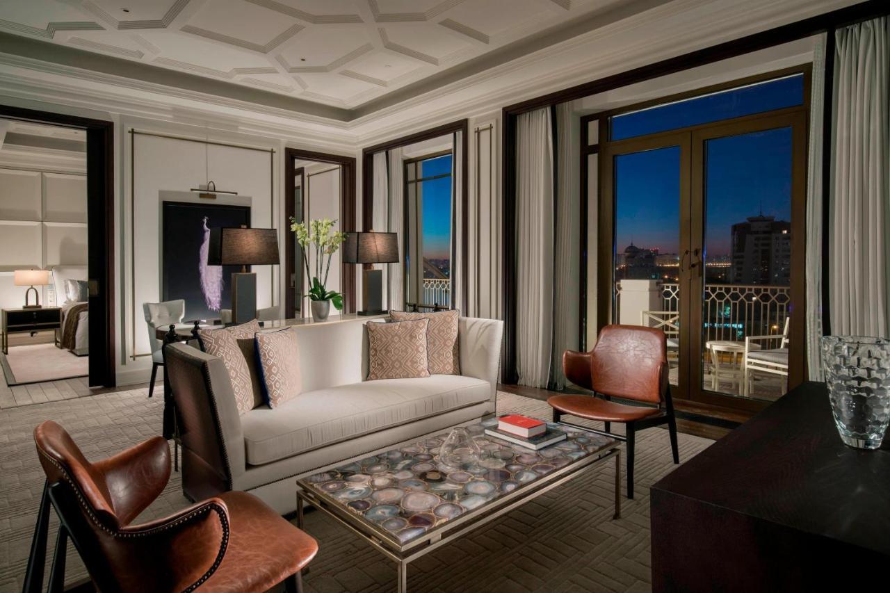 מלון The St. Regis Astana מראה חיצוני תמונה The living room of a suite at The St. Regis Las Vegas
