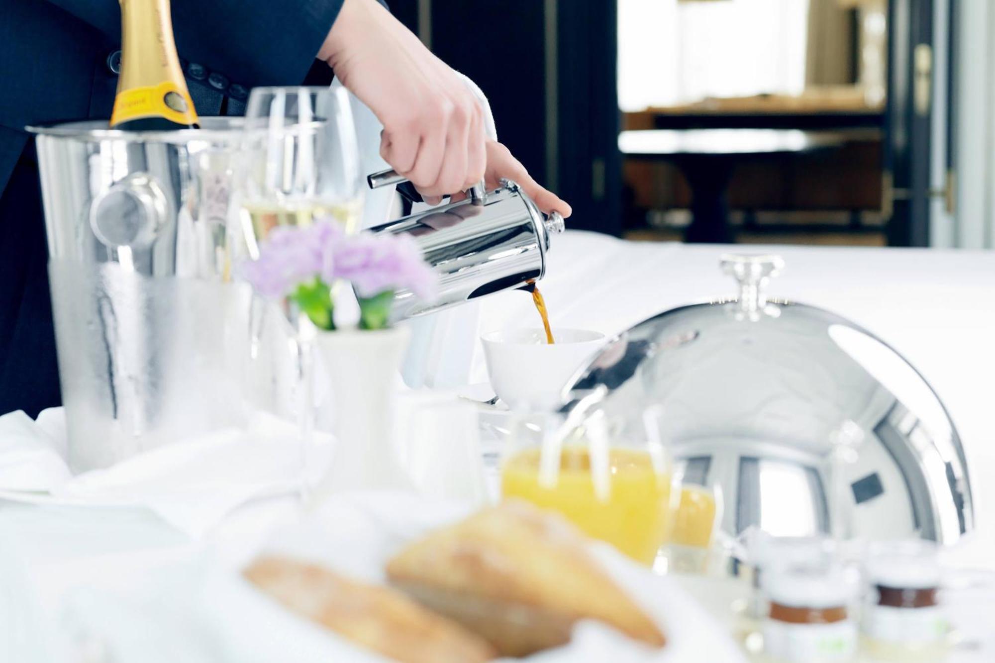 מלון The St. Regis Astana מראה חיצוני תמונה A server pouring orange juice