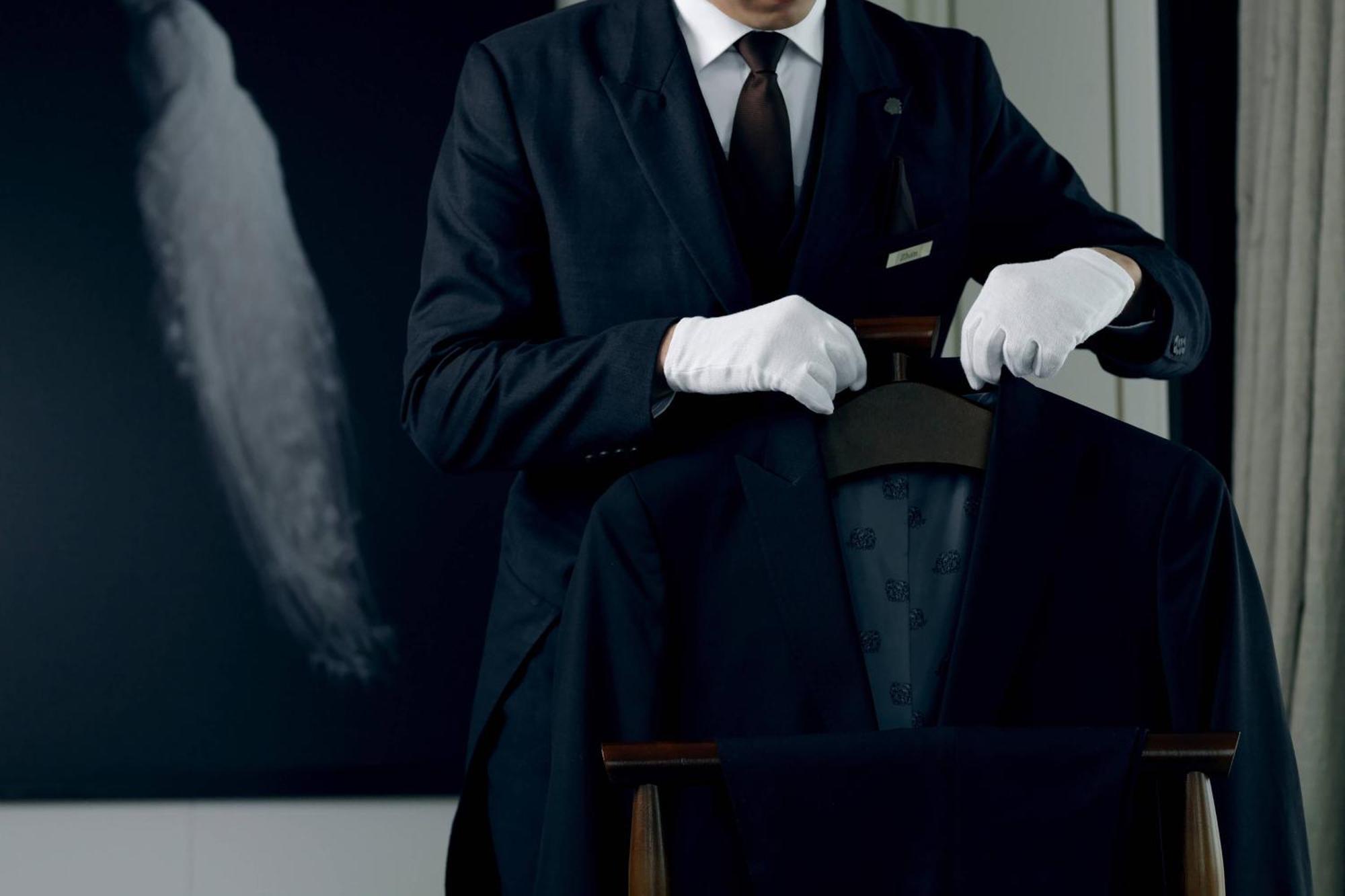 מלון The St. Regis Astana מראה חיצוני תמונה A butler wearing white gloves